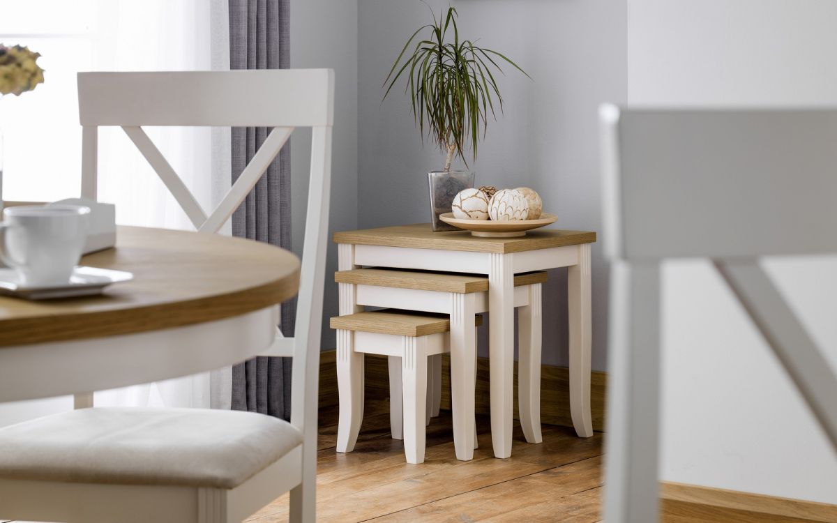 Julian Bowen Davenport Ivory Round Pedestal Oak Dining Set